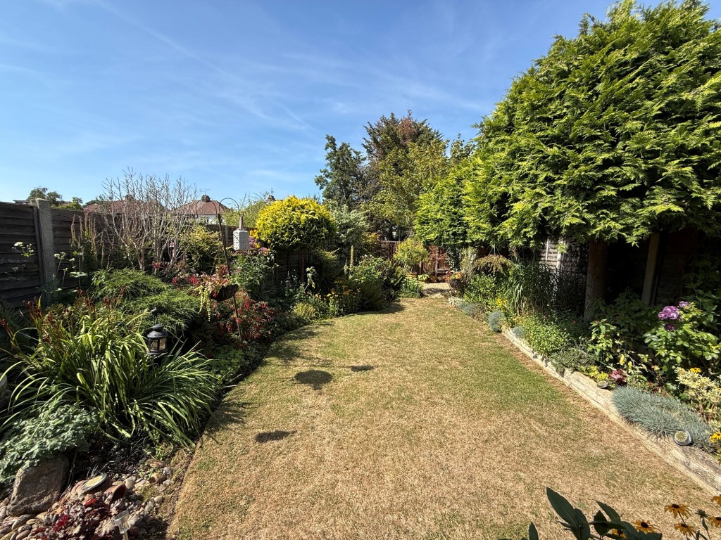 Lot: 1 - GROUND FLOOR TWO-BEDROOM MAISONETTE WITH REAR GARDEN - Mature rear garden